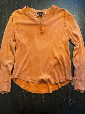DESIGN365 Women's Rust Long-Sleeve Henley Top